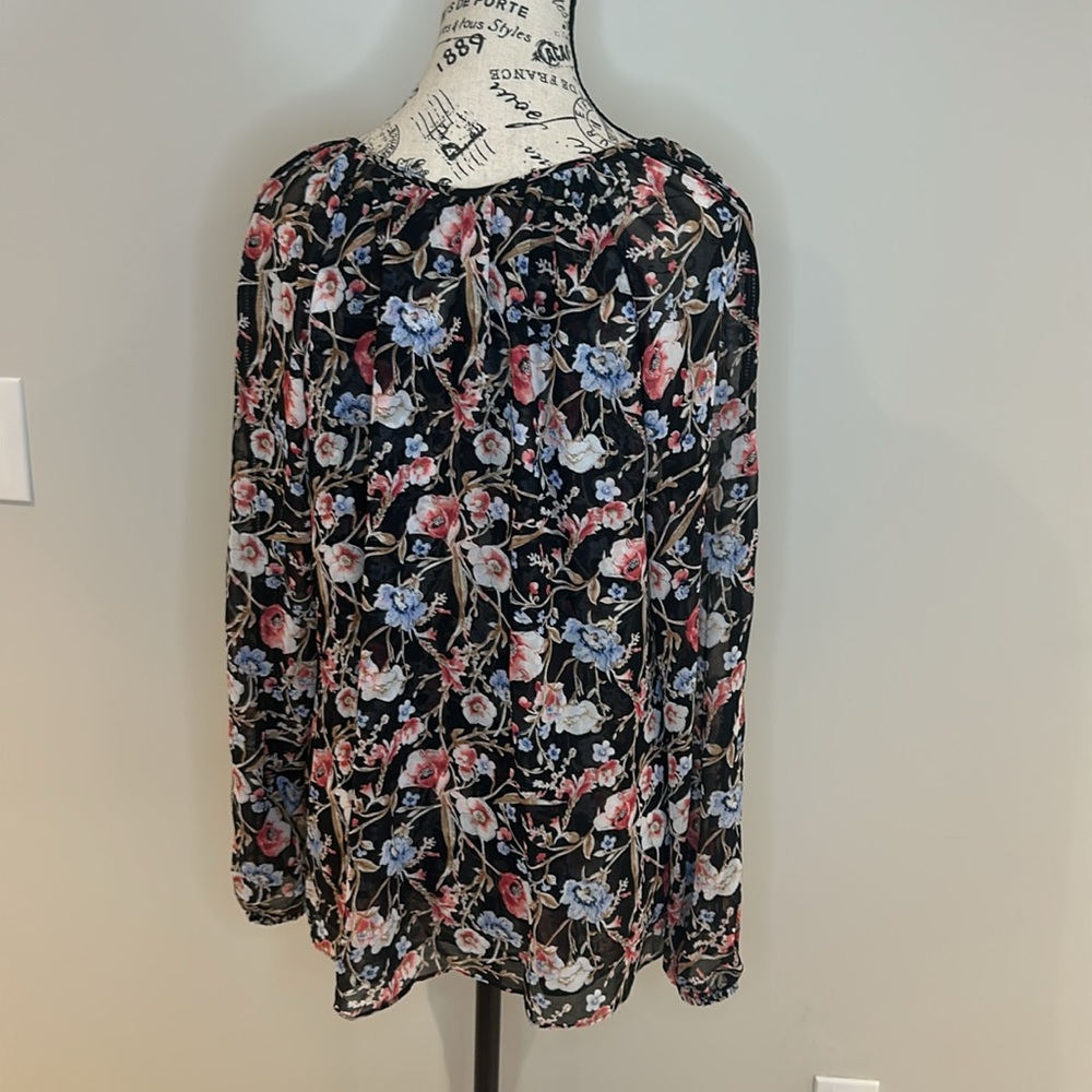 EUC WHBM Floral Pattern Flouncy Blouse Size 12 P2P 22” length 26” - Picture 5 of 7